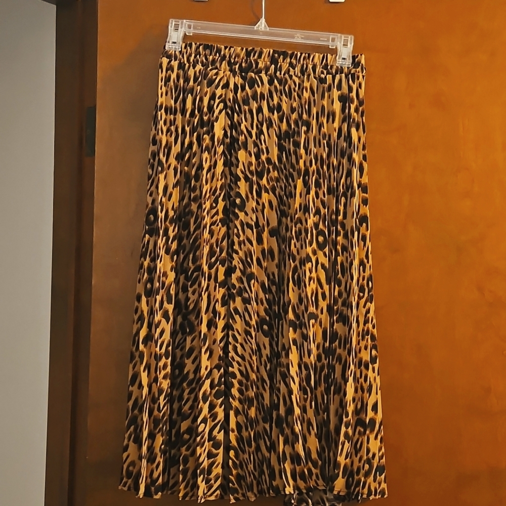 DON'T MISS THIS 28 Inch Long Pleated Animal Print Skirt.